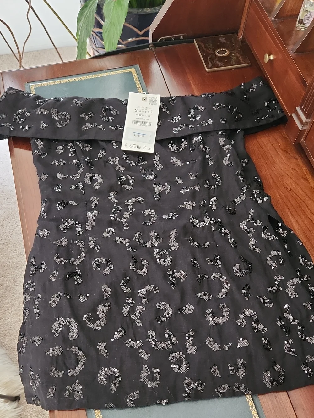 Zara Off-Shoulder Black Sequin Top  Made of Viscose And linen.